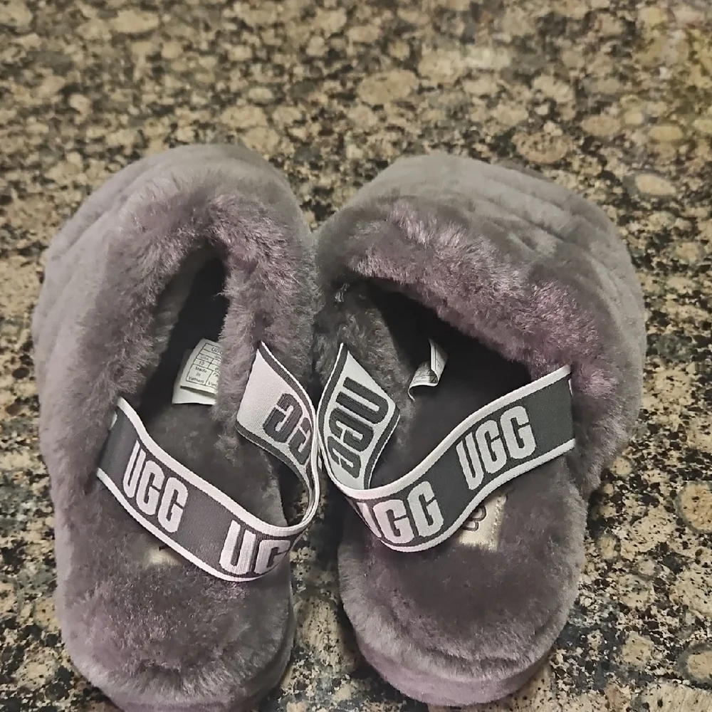UGG Fluffy Gray Slippers - Picture 4 of 5